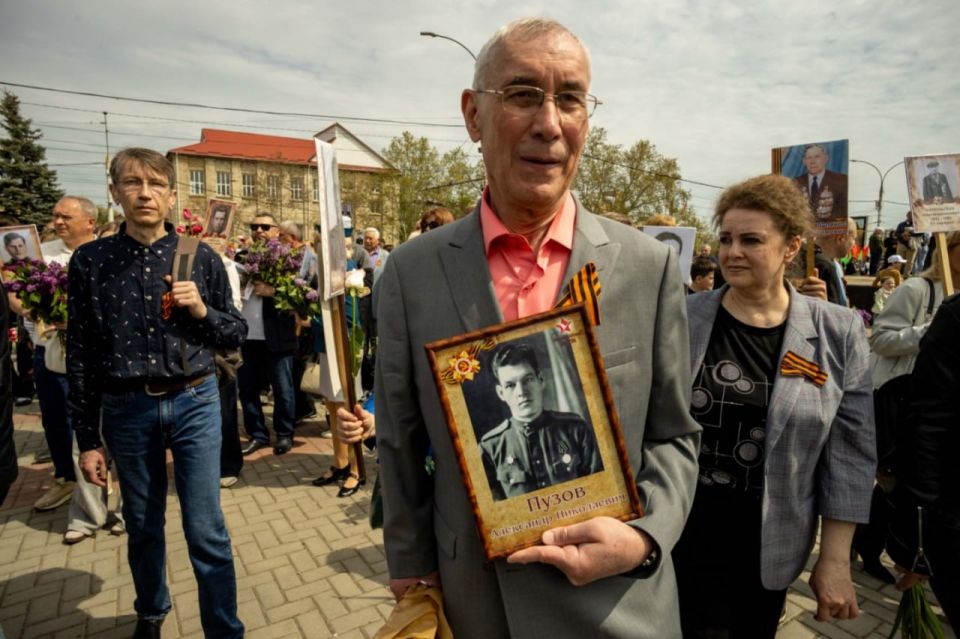 Какие сильные кадры Бессмертного полка в Тирасполе — тысячи тираспольчан и гостей столицы сегодня вышли на шествие с портретами героев Какие сильные кадры Бессмертного полка в Тирасполе — тысячи тираспольчан и гостей столицы сегодня вышли на шествие с портретами героев