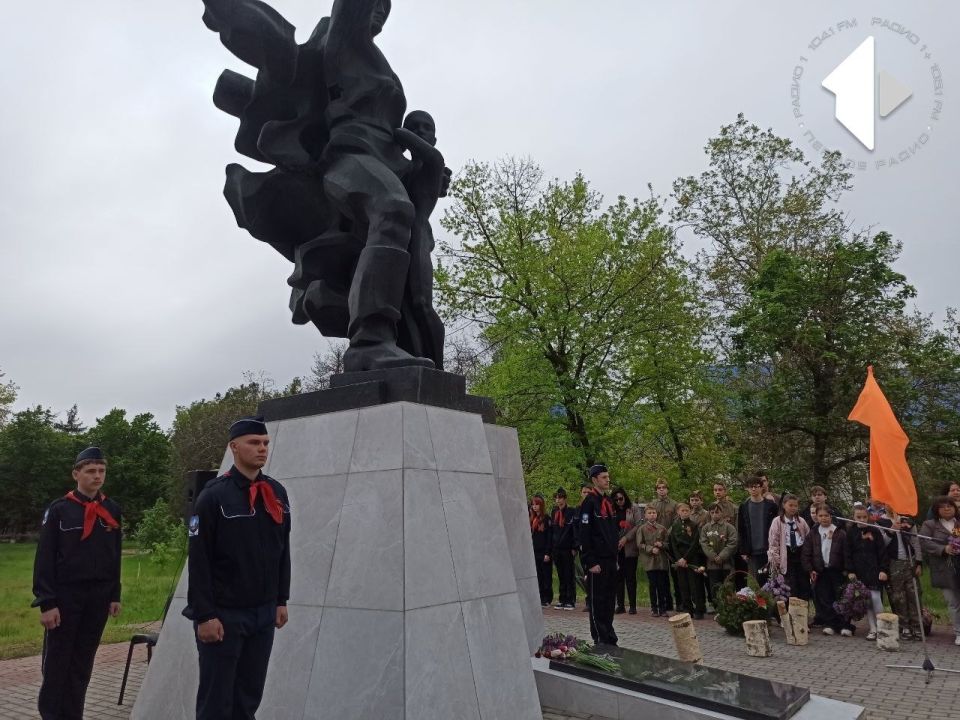Дубоссарцы возлагают цветы к мемориалу в микрорайоне Лунга Дубоссарцы возлагают цветы к мемориалу в микрорайоне Лунга