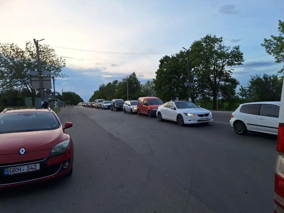 Молдавская Комсомолка публикует кадры очереди на въезде в Бендеры со стороны Кишинёва