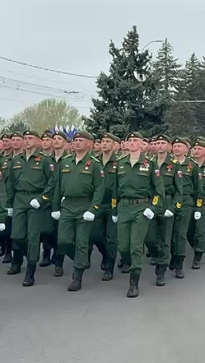 Воинские подразделения в парадной форме в эти минуты прошли по центральной площади столицы Приднестровья
