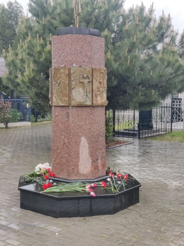 После минуты молчания благодарные бендерчане возложили живые цветы к гранитным плитам, отдавая дань памяти героям, чьи мужество и самоотверженность навсегда останутся в сердцах потомков После минуты молчания благодарные бендерчане возложили живые цветы к гранитным плитам, отдавая дань памяти героям, чьи мужество и самоотверженность навсегда останутся в сердцах потомков