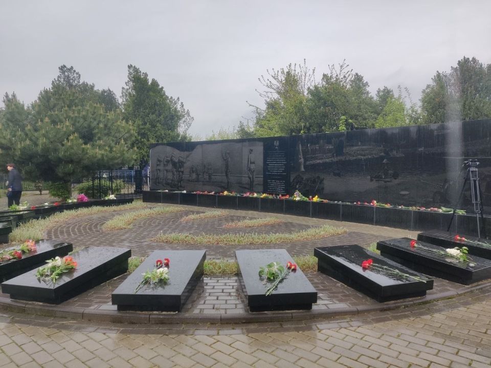 После минуты молчания благодарные бендерчане возложили живые цветы к гранитным плитам, отдавая дань памяти героям, чьи мужество и самоотверженность навсегда останутся в сердцах потомков После минуты молчания благодарные бендерчане возложили живые цветы к гранитным плитам, отдавая дань памяти героям, чьи мужество и самоотверженность навсегда останутся в сердцах потомков