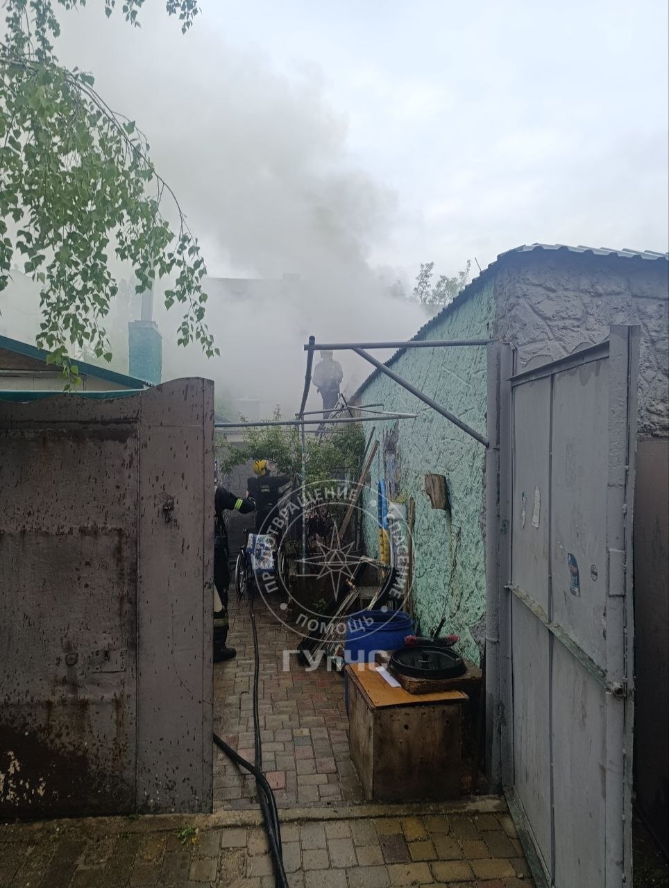 На столичной улице Ватутина этим утром горели гараж и пристройка На столичной улице Ватутина этим утром горели гараж и пристройка