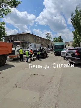 Рабочие из Индии ремонтируют дороги в Бельцах