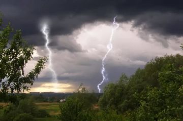 В течение часа республику накроют дожди и грозы, усиление ветра до 15-18 м/с