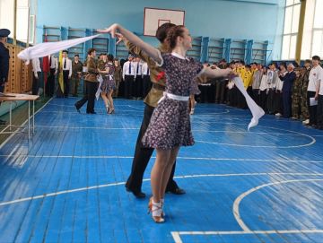 Творческими номерами перед юнармейцами выступили солистки коллектива «Добрыня» сёстры Ковалёвы, вокальный дуэт Александры и Сергея Вокуловских, а также студия спортивного бального танца «Ника»
