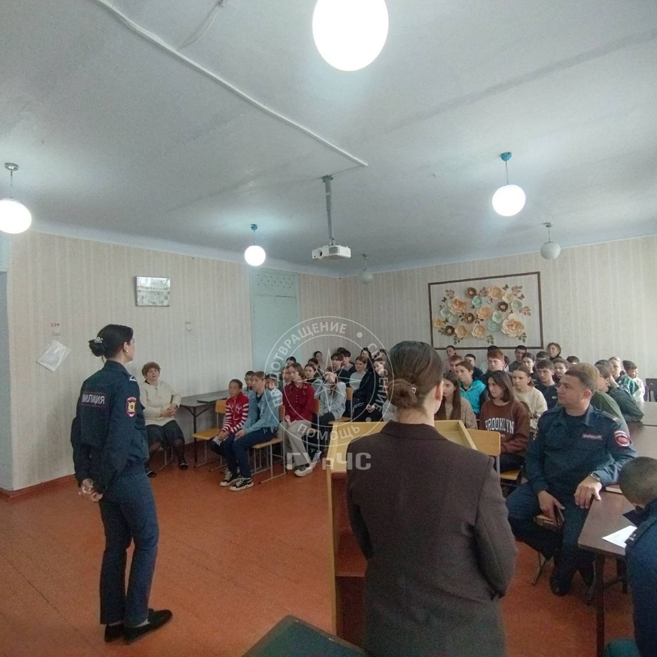 На фото инспектор Госпожнадзора и спасатели Слободзеи проводят в школах района профилактические лекции безопасности На фото инспектор Госпожнадзора и спасатели Слободзеи проводят в школах района профилактические лекции безопасности