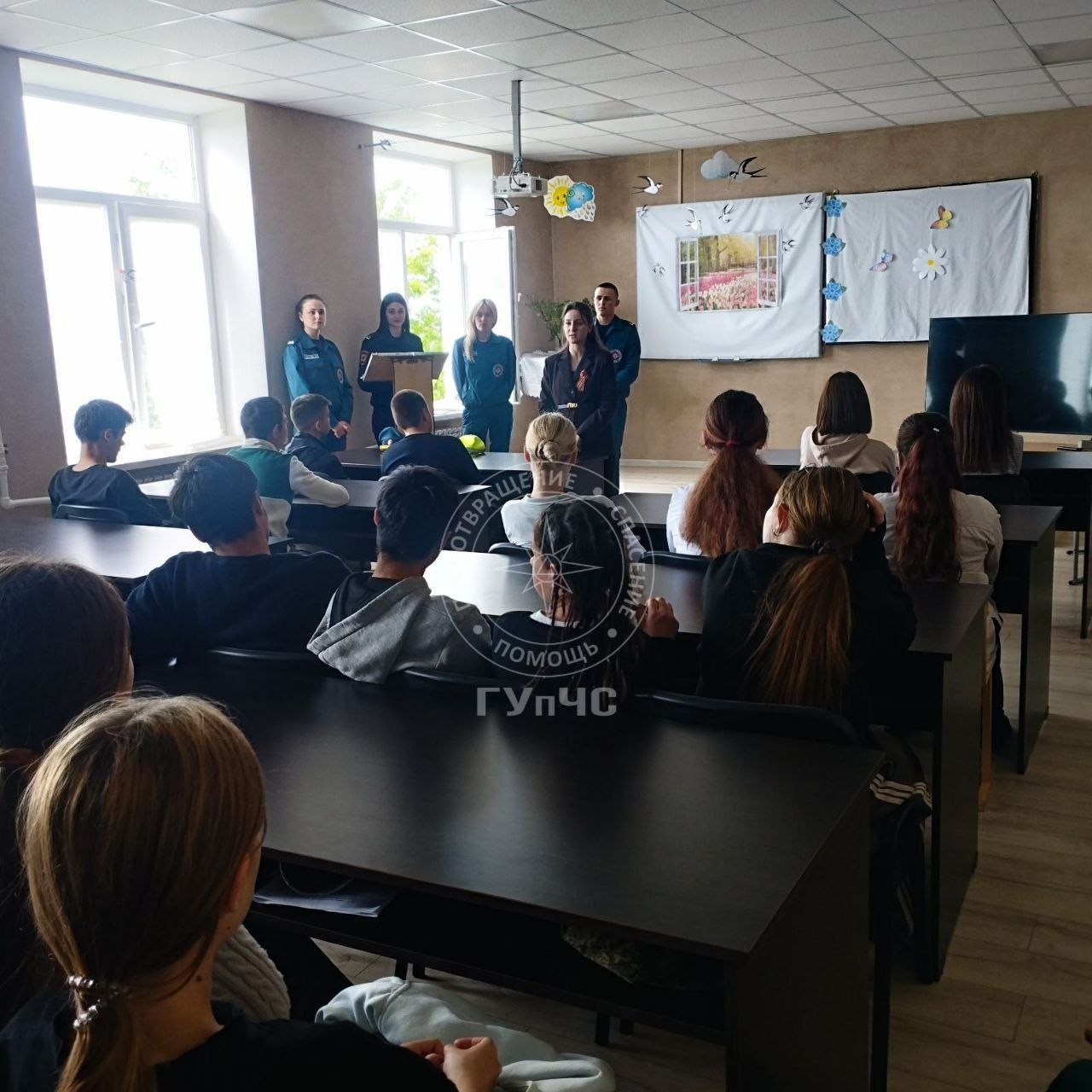 На фото инспектор Госпожнадзора и спасатели Слободзеи проводят в школах района профилактические лекции безопасности На фото инспектор Госпожнадзора и спасатели Слободзеи проводят в школах района профилактические лекции безопасности