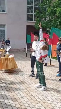 «День здоровья» в 15-й Бендерской школе начался с зарядки с чемпионами