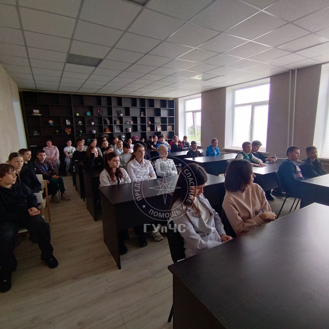 На фото инспектор Госпожнадзора и спасатели Слободзеи проводят в школах района профилактические лекции безопасности На фото инспектор Госпожнадзора и спасатели Слободзеи проводят в школах района профилактические лекции безопасности