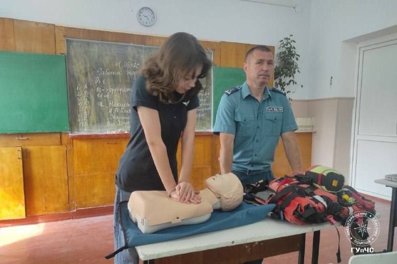 В школах Рыбницкого района спасатели не только рассказали о правилах поведения у воды, но и показали, как спасать тонущего и проводить сердечно-лёгочную реанимацию В школах Рыбницкого района спасатели не только рассказали о правилах поведения у воды, но и показали, как спасать тонущего и проводить сердечно-лёгочную реанимацию