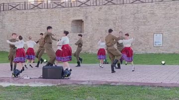 Зажигательный танец от "Приетении"!