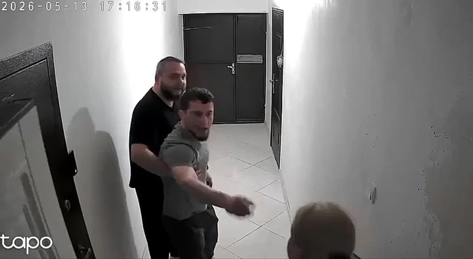 Боец ММА избил пожилую женщину из-за камеры видеонаблюдения в Грозном