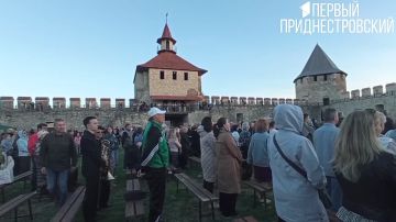 В цитадели все зрители встали на песне «Помните», которую сыграл оркестр Рыбницы
