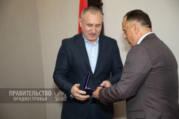 Премьер Александр Розенберг вручил директору завода «Электромаш» Владимиру Трандасиру медаль имени Петра Столыпина