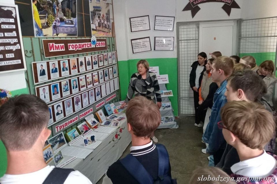 Музеем истории села Коротное были проведены тематические экскурсии по экспозиции и созданной выставке «Ими гордится село» для гостей из поселка Красное Музеем истории села Коротное были проведены тематические экскурсии по экспозиции и созданной выставке «Ими гордится село» для гостей из поселка Красное