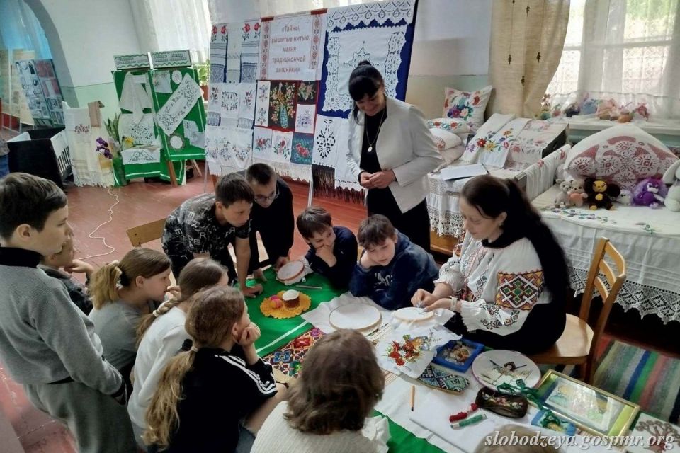 В музее истории села Кицканы для учащихся 7 «А» класса Кицканской СОШ №1 прошло интерактивное мероприятие «Тайны, вышитые нитью: магия традиционной вышивки» В музее истории села Кицканы для учащихся 7 «А» класса Кицканской СОШ №1 прошло интерактивное мероприятие «Тайны, вышитые нитью: магия традиционной вышивки»