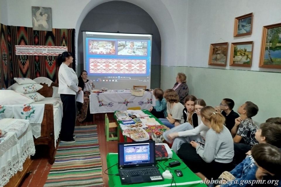 В музее истории села Кицканы для учащихся 7 «А» класса Кицканской СОШ №1 прошло интерактивное мероприятие «Тайны, вышитые нитью: магия традиционной вышивки» В музее истории села Кицканы для учащихся 7 «А» класса Кицканской СОШ №1 прошло интерактивное мероприятие «Тайны, вышитые нитью: магия традиционной вышивки»
