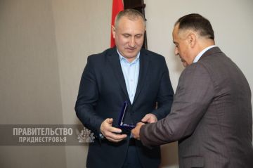 Александр Розенберг вручил руководителю завода «Электромаш» Владимиру Трандасиру медаль имени Петра Столыпина