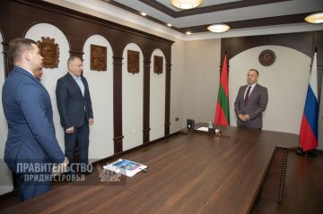 Александр Розенберг вручил руководителю завода «Электромаш» Владимиру Трандасиру медаль имени Петра Столыпина