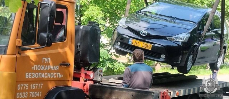 Запрет на парковку. В Тирасполе на улице Каховской 19 мая сотрудники ГАИ провели рейд с эвакуатором Запрет на парковку. В Тирасполе на улице Каховской 19 мая сотрудники ГАИ провели рейд с эвакуатором