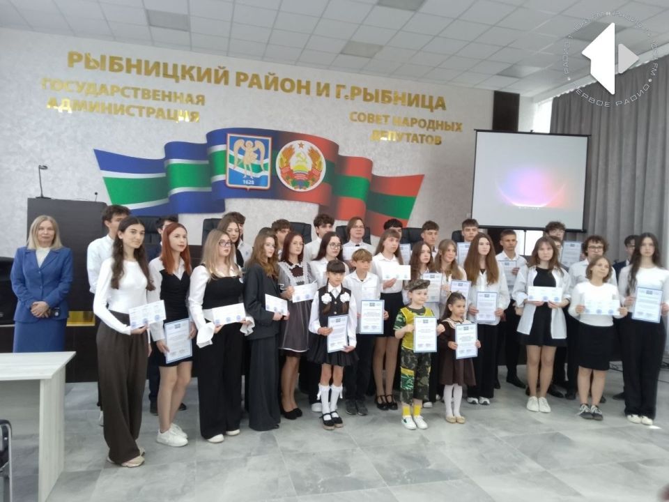 В Рыбницкой госадминистрации чествовали лучших школьников В Рыбницкой госадминистрации чествовали лучших школьников