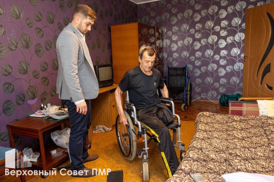 Пенсионеру из Тирасполя, перенёсшему ампутацию ноги, передали инвалидную коляску