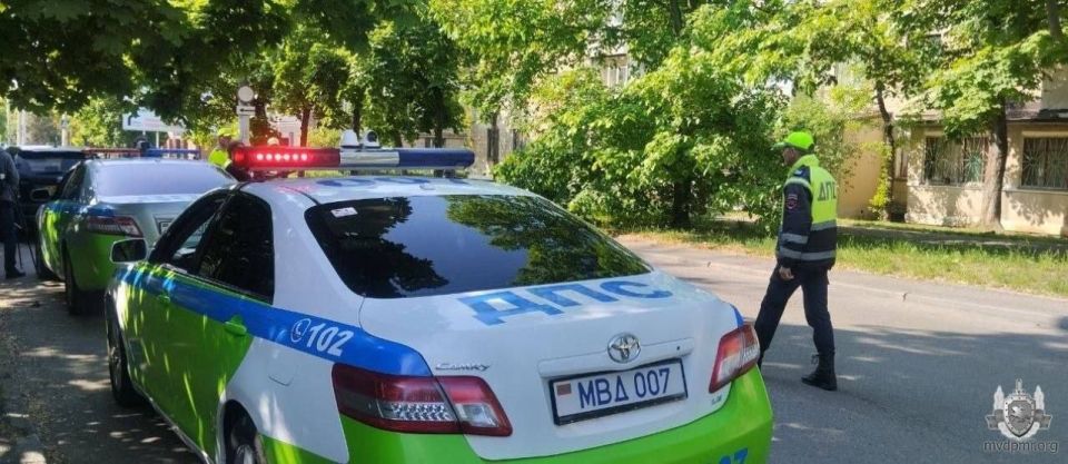 В Тирасполе на улице Каховской сотрудники ГАИ провели рейд с эвакуатором В Тирасполе на улице Каховской сотрудники ГАИ провели рейд с эвакуатором