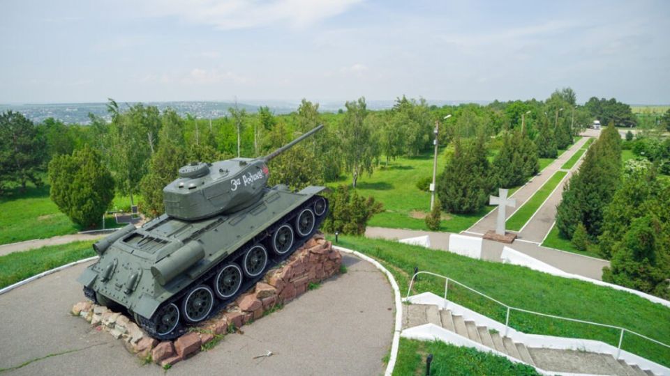 Архивные фото 1968-го. Из Днестра достают Т-34 Архивные фото 1968-го. Из Днестра достают Т-34