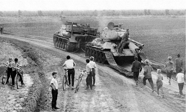 Архивные фото 1968-го. Из Днестра достают Т-34 Архивные фото 1968-го. Из Днестра достают Т-34