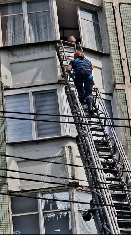 В столице пенсионерка оказалась запертой на балконе шестого этажа