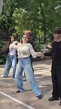 Выпускники в 15-й столичной школе перед последним звонком репетируют под «Последний вальс» из сериала Ландыши