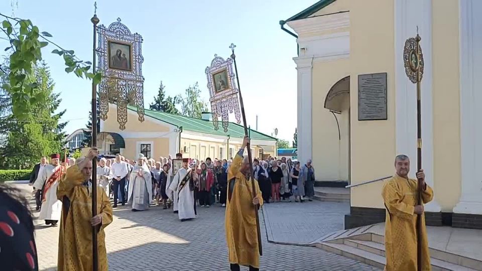 Сегодня в Преображенском соборе состоялись Божественная литургия и Крестный ход в честь одного из самых почитаемых православных праздников – дня перенесения мощей Святителя Николая Чудотворца из Мир Ликийских в Бари