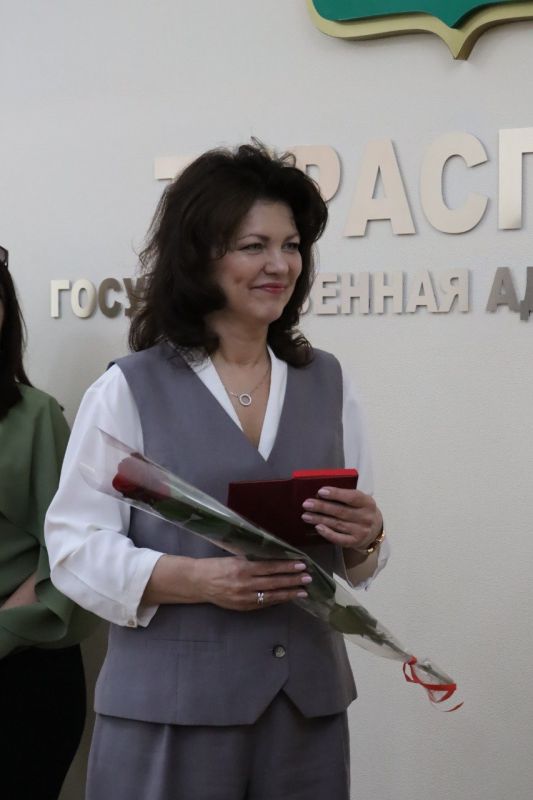 Творцы хорошего настроения и хранители традиций: в госадминистрации Тирасполя чествовали работников культуры Творцы хорошего настроения и хранители традиций: в госадминистрации Тирасполя чествовали работников культуры