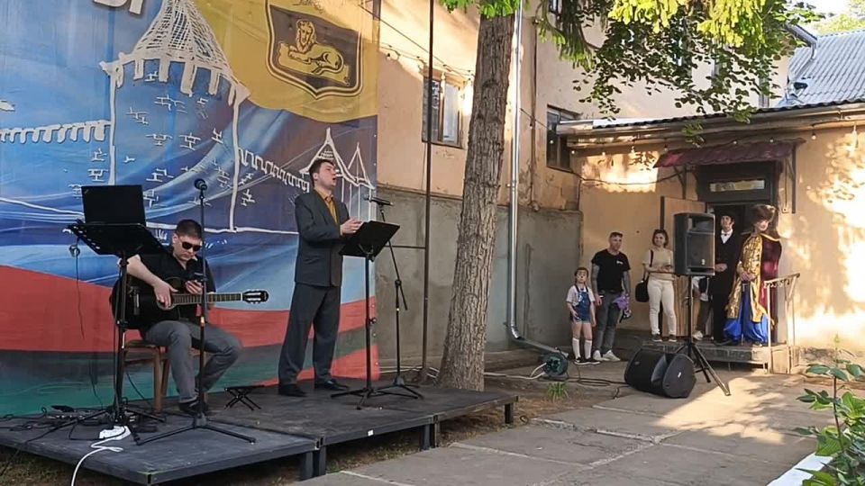 Во внутреннем дворике посетителей ждёт живая музыка, будто сама вечерняя атмосфера оживает вокруг