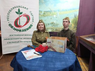 В зале, посвящённом Великоц Отечественной войне, посетители пишут письма ветерану Захару Башмакову