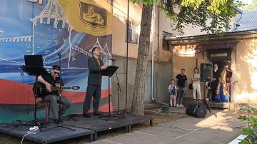 Во внутреннем дворике посетителей ждёт живая музыка, будто сама вечерняя атмосфера оживает вокруг