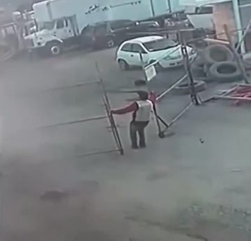 Рабочий спас коллегу от удара электрическим током, нанеся эпичный удар ногой в прыжке