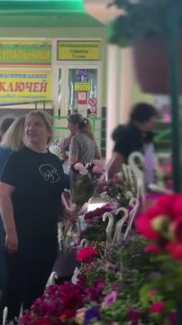 Приднестровцы покупают пионы для последнего звонка