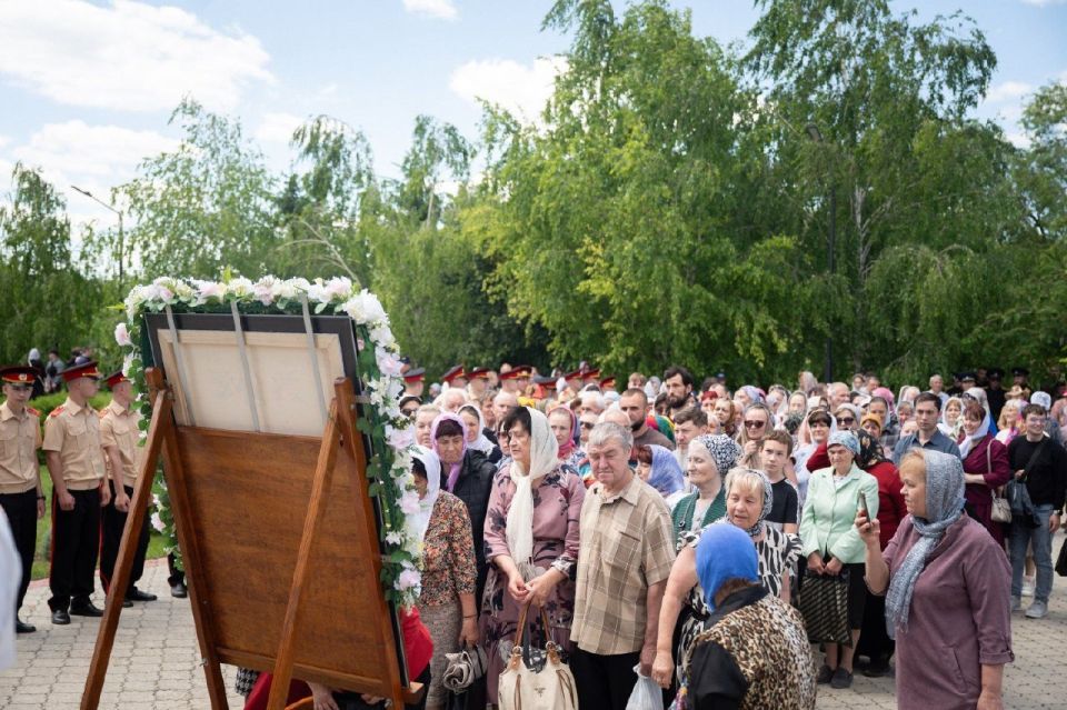 После крестного хода, литии и спецгашения памятного конверта прихожане посетили Храм Александра Невского, часовню, преклонились перед иконой царских страстотерпцев После крестного хода, литии и спецгашения памятного конверта прихожане посетили Храм Александра Невского, часовню, преклонились перед иконой царских страстотерпцев