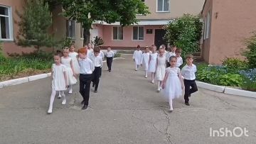Воспитанники МОУ "Бендерский детский сад №42" поздравляют всех выпускников с этим замечательным праздником - Последний звонок