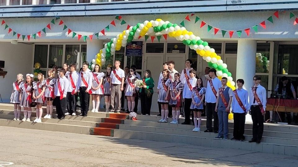 Сегодня Последний звонок прозвенел и в школе №16 — день, наполненный улыбками, волнением и яркими эмоциями Сегодня Последний звонок прозвенел и в школе №16 — день, наполненный улыбками, волнением и яркими эмоциями