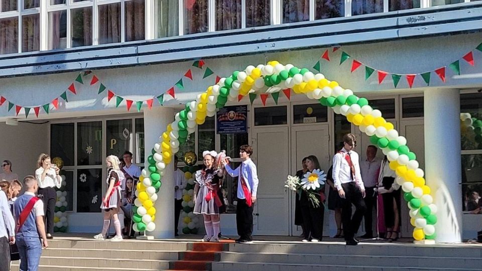 Сегодня Последний звонок прозвенел и в школе №16 — день, наполненный улыбками, волнением и яркими эмоциями
