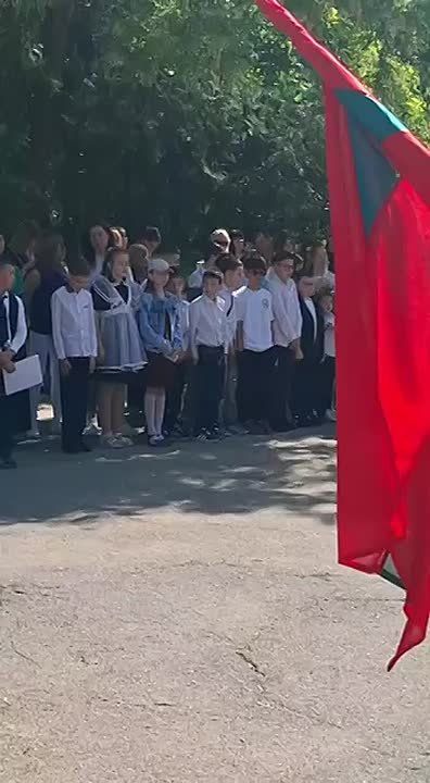 В столичной школе №16 прошла торжественная линейка, приуроченная к последнему звонку