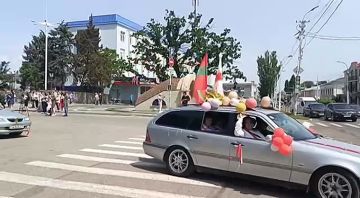 В Бендерах с площади Освобождения стартовал традиционный автопробег выпускников