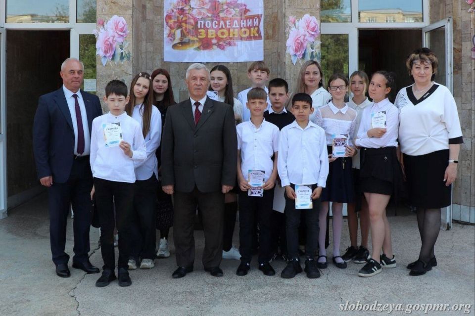 Глава государственной администрации Слободзейского района и города Слободзея Василий Тищенко стал почетным гостем на торжественной линейке в Первомайской средней школе №1 Глава государственной администрации Слободзейского района и города Слободзея Василий Тищенко стал почетным гостем на торжественной линейке в Первомайской средней школе №1
