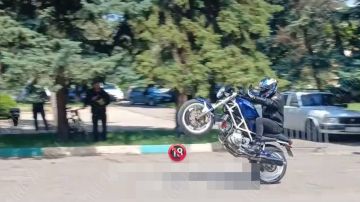 Хотел стать лучшим мотоциклистом, но влетел в зрителя