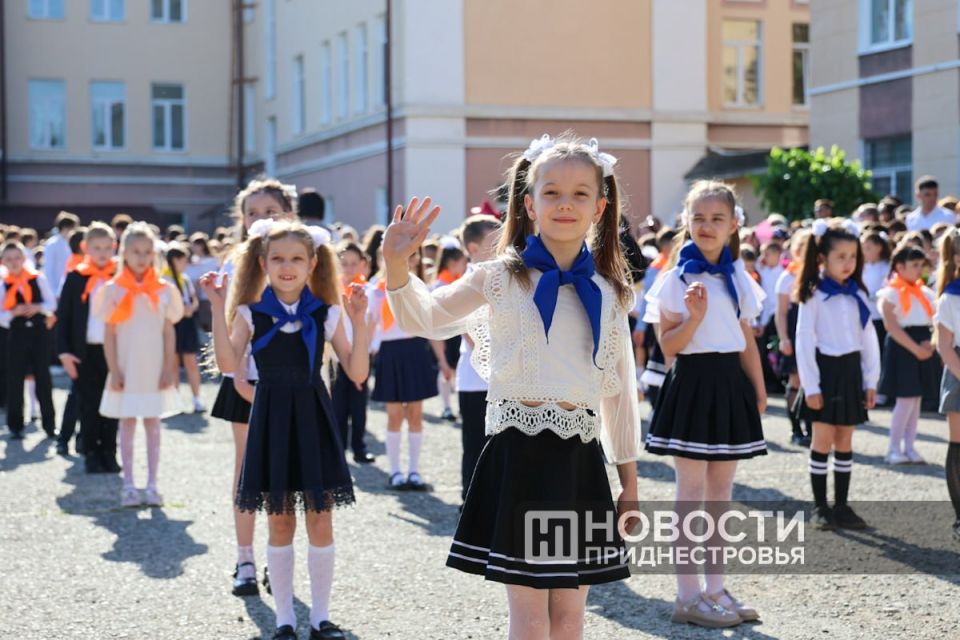 В школах Приднестровья начались линейки последнего звонка В школах Приднестровья начались линейки последнего звонка