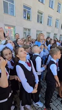 Красно-зелёные шары, запущенные выпускниками, поднимаются в безоблачное небо Приднестровья