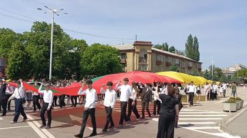 Торжественная часть! Вынос знамени Республики и города Бендеры